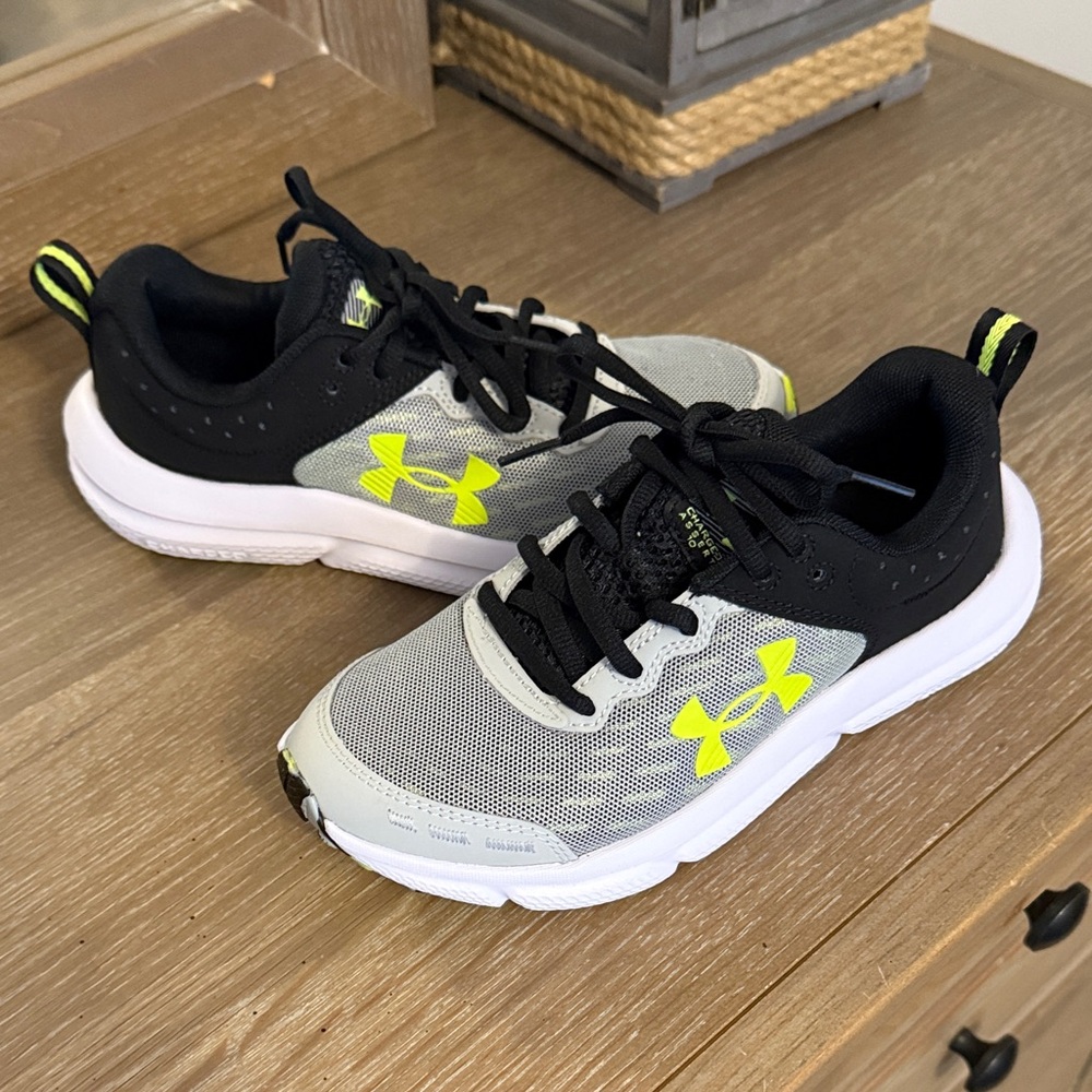 BRAND NEW Under Armour Boys Sneakers Assert 10 - size 4